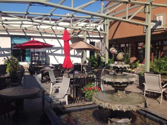 Outdoor patio at Glenn's Family Restaurant