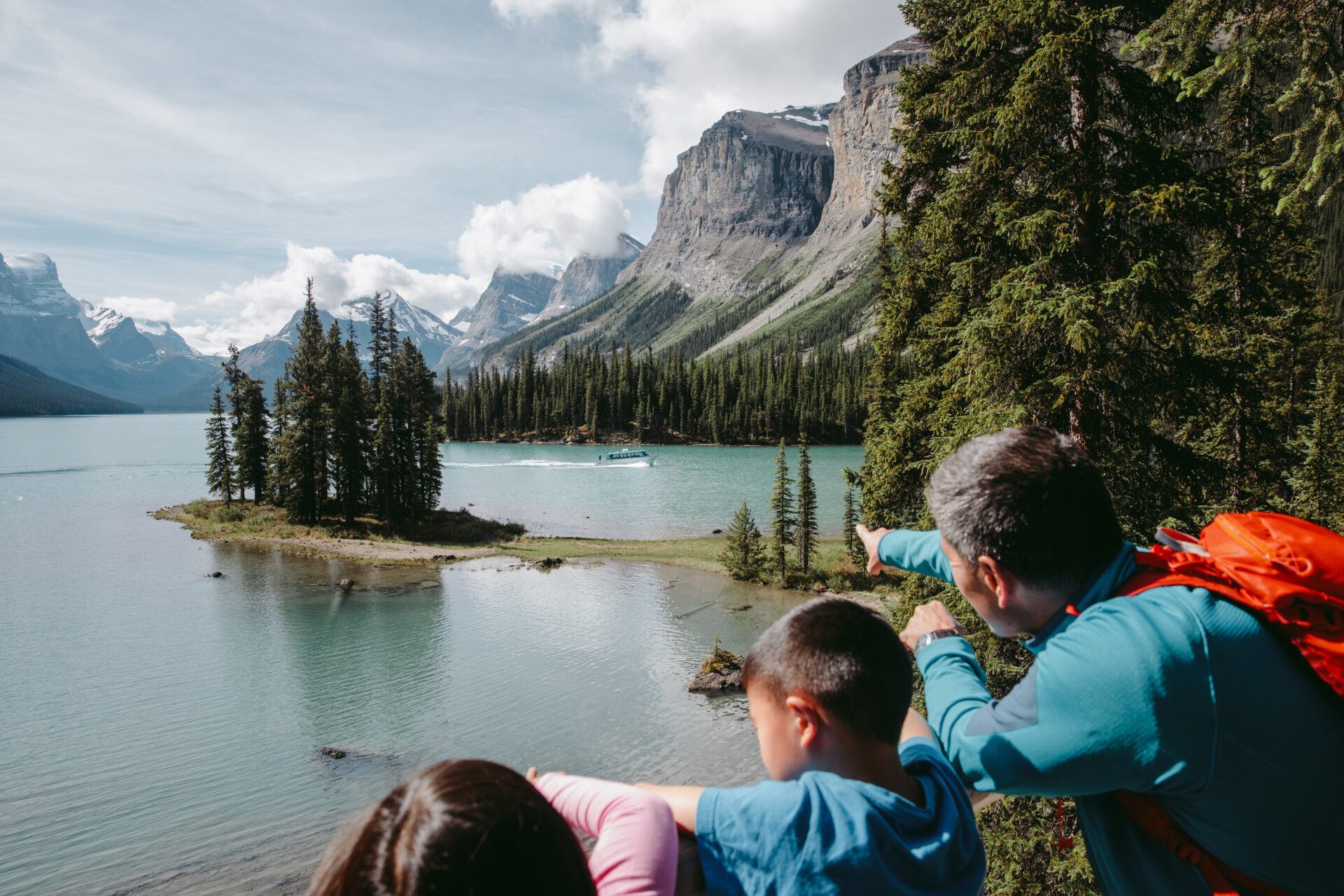 A family sightseeing on Maligne Lake