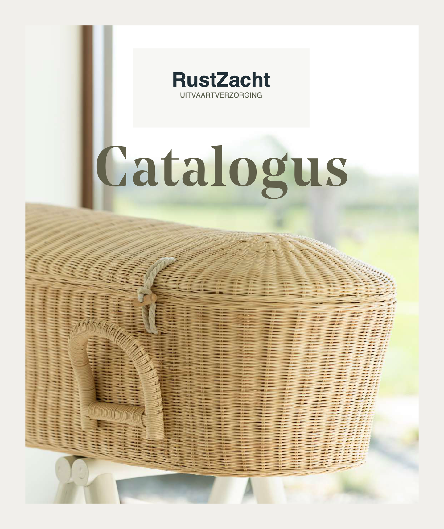 Voorblad van de brochure: een handgevlochten mand van naturel pitriet op een wit onderstel bij een raam, met het RustZacht-logo en de titel Catalogus