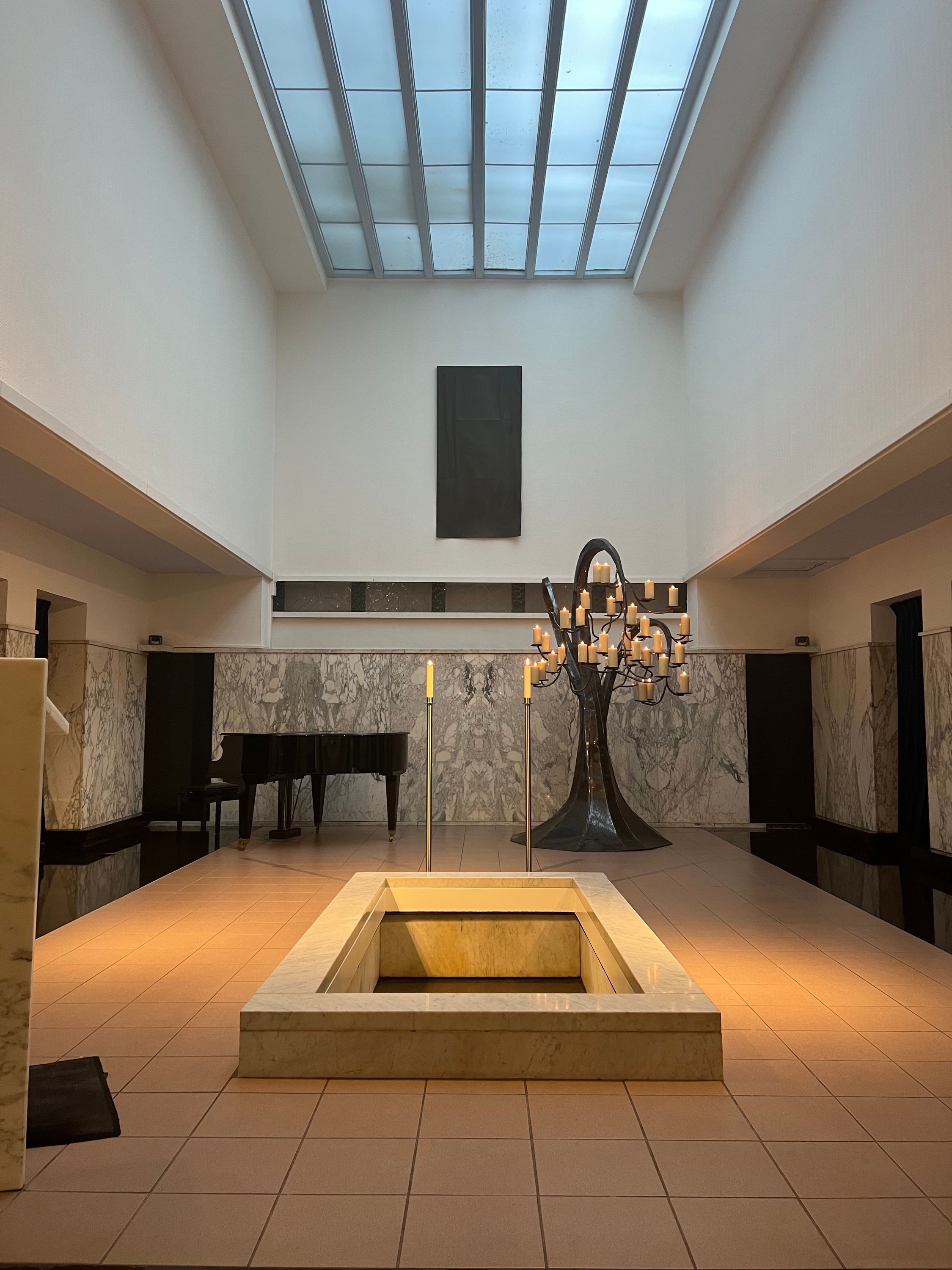 De lichte hal van het crematorium met vleugel en kandelaar
