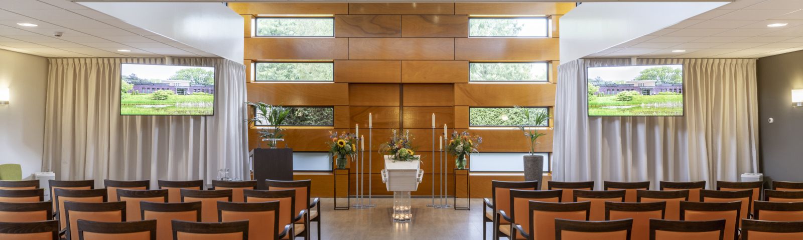 Het gebouw van Crematorium Alphen aan den Rijn van buiten