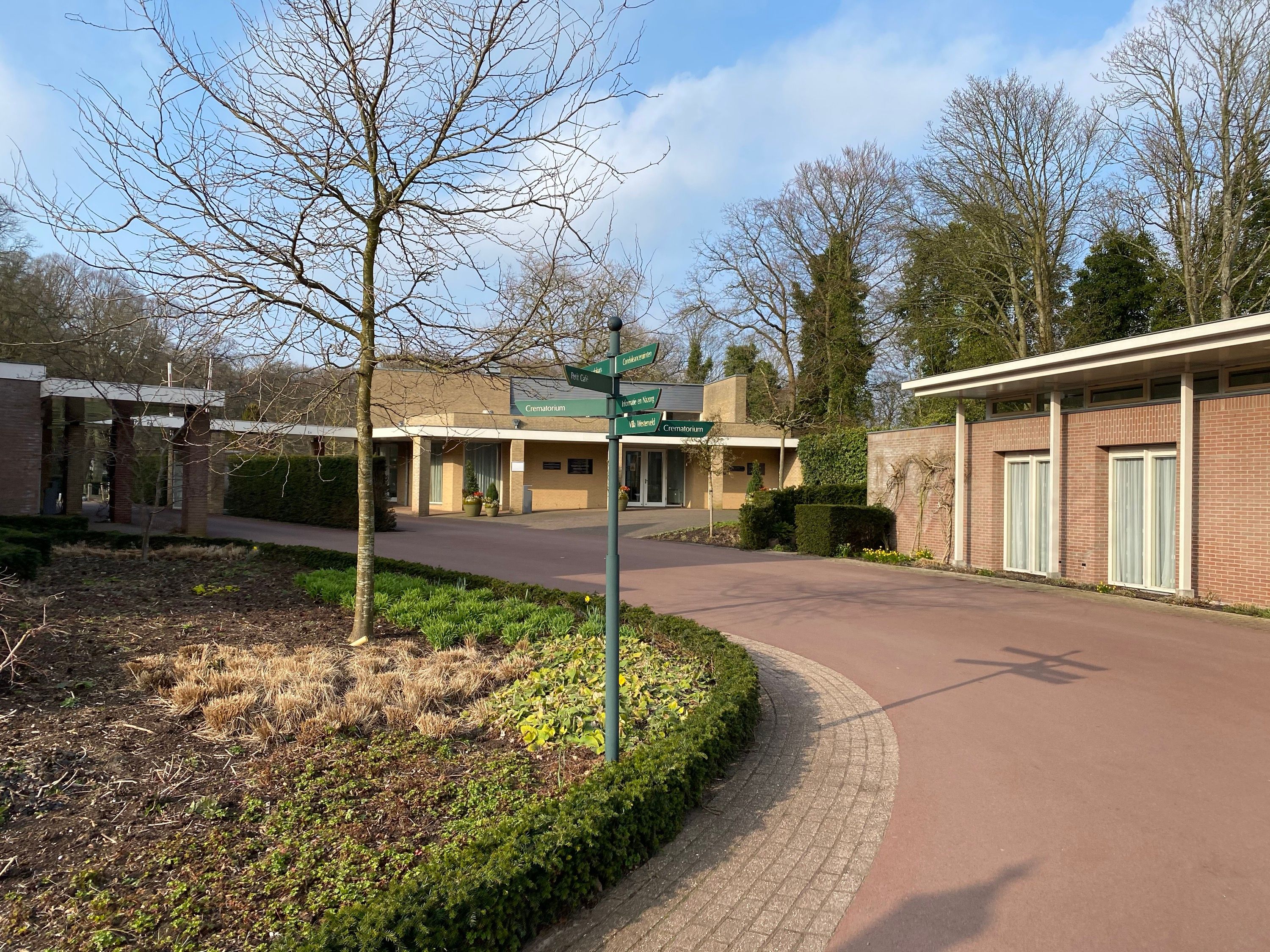 De ingang van Westerveld met de wegwijzers in het park