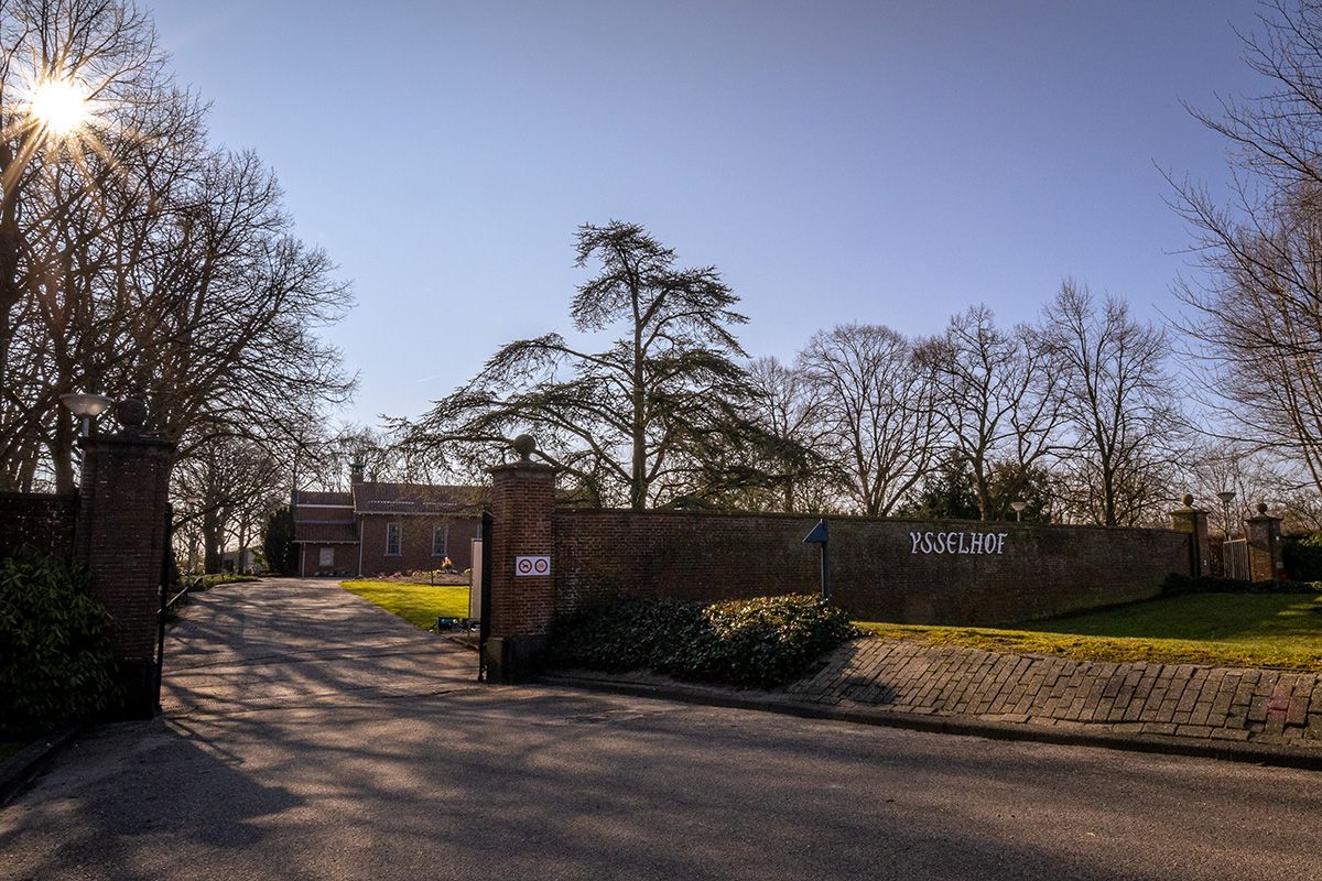 Het hek en de bomenlaan bij IJsselhof in Gouda