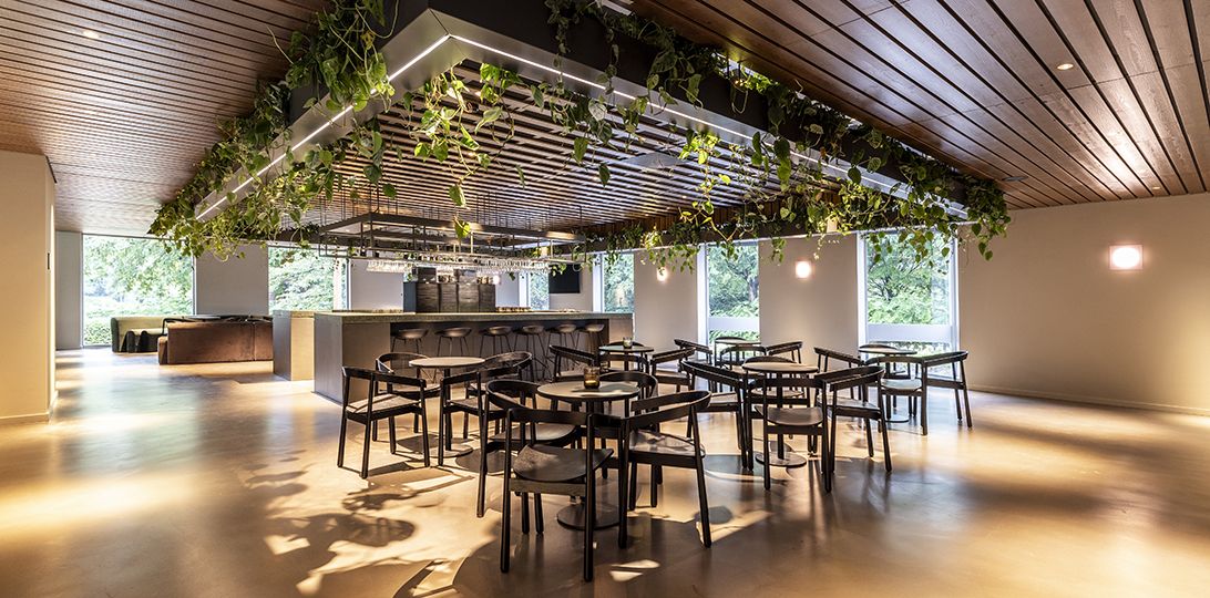 De grote koffiekamer van het uitvaartcentrum in Zaandam, met gedekte tafels