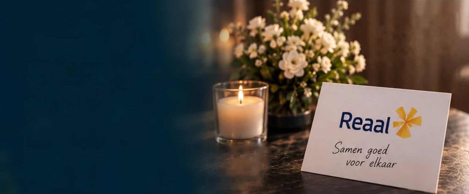 Witte bloemen op een tafel, met een kaartje van Reaal