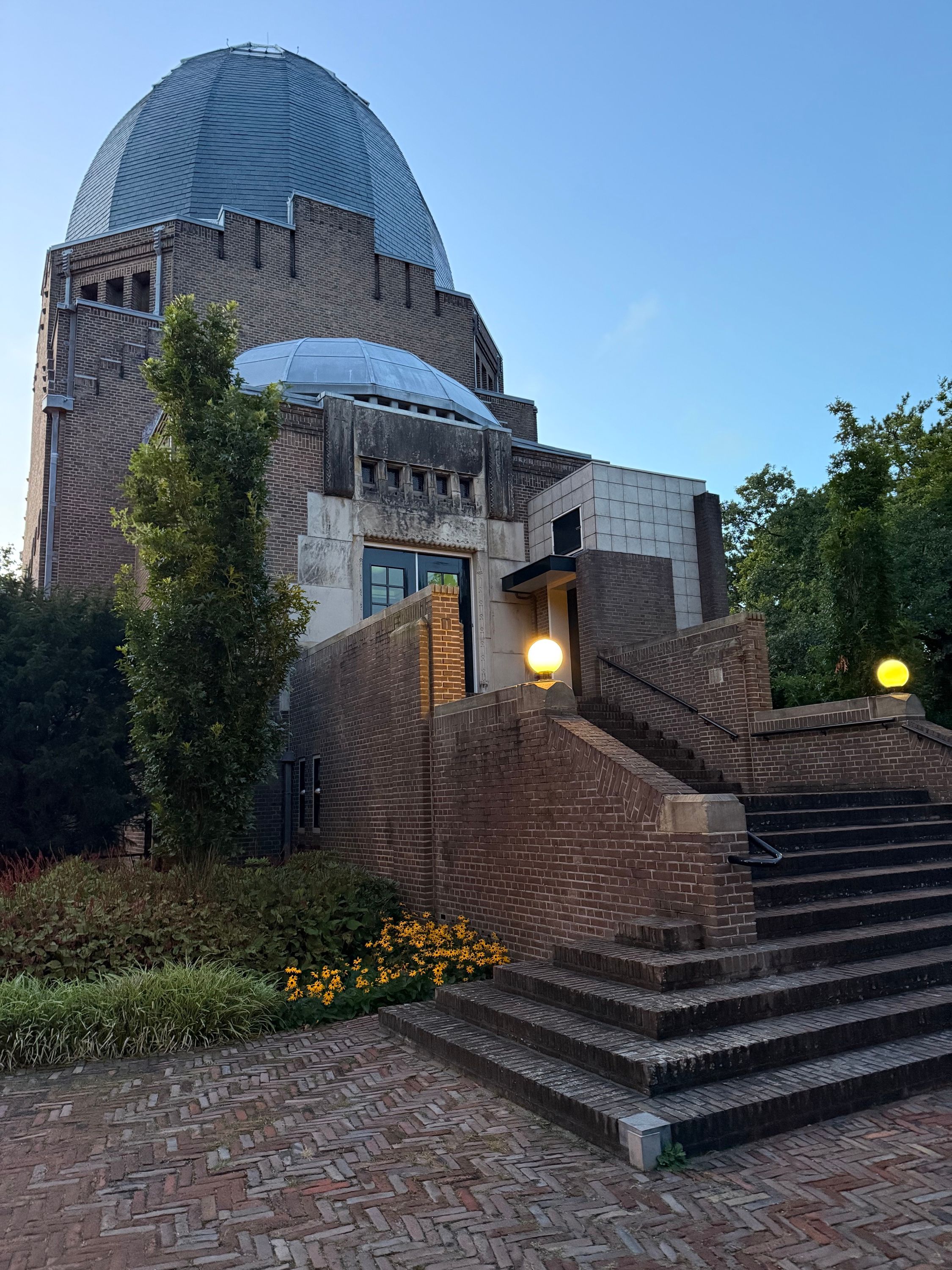 Het crematoriumgebouw met de koepel van Westerveld
