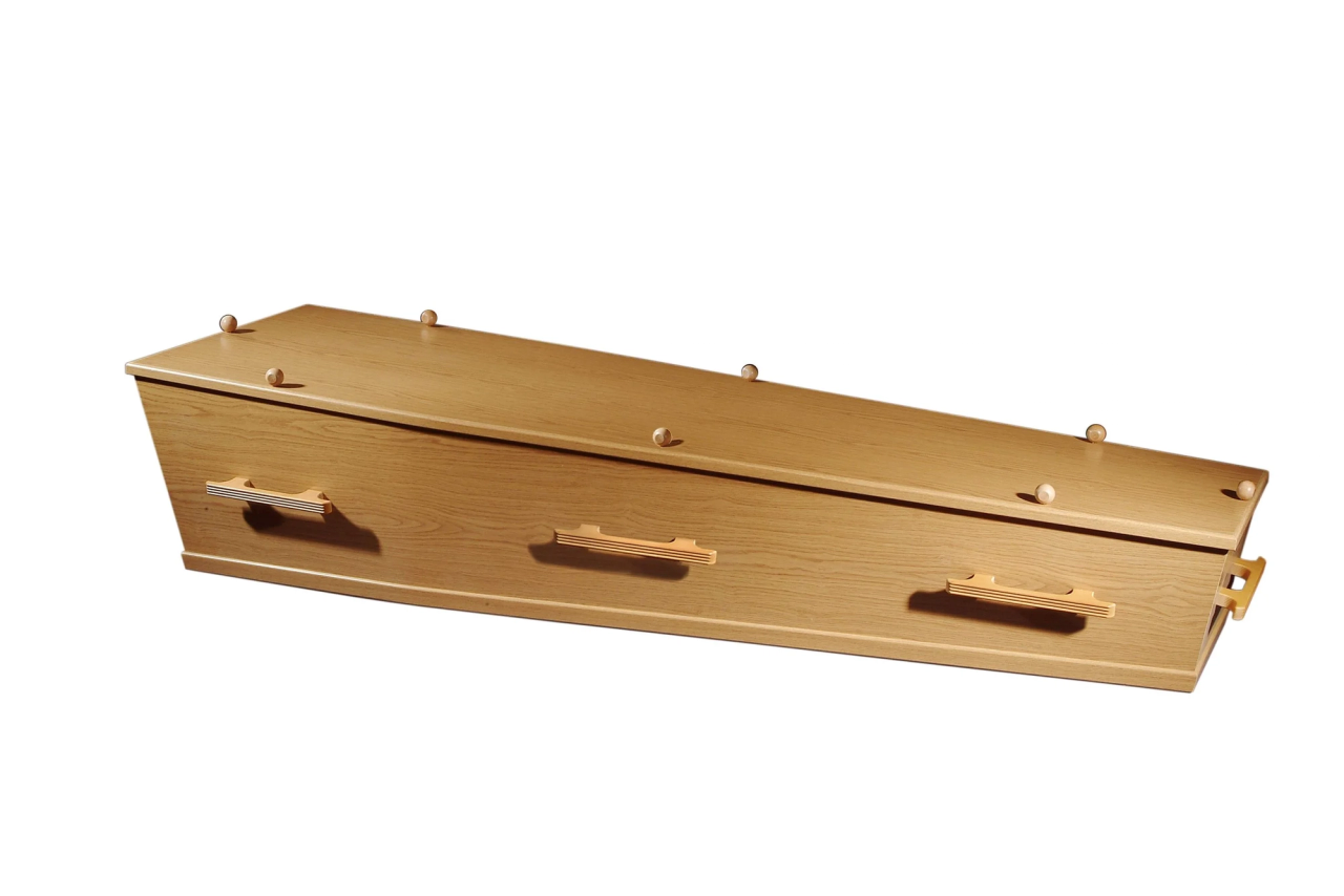 Een traditionele uitvaartkist van licht eikenhout, met houten grepen