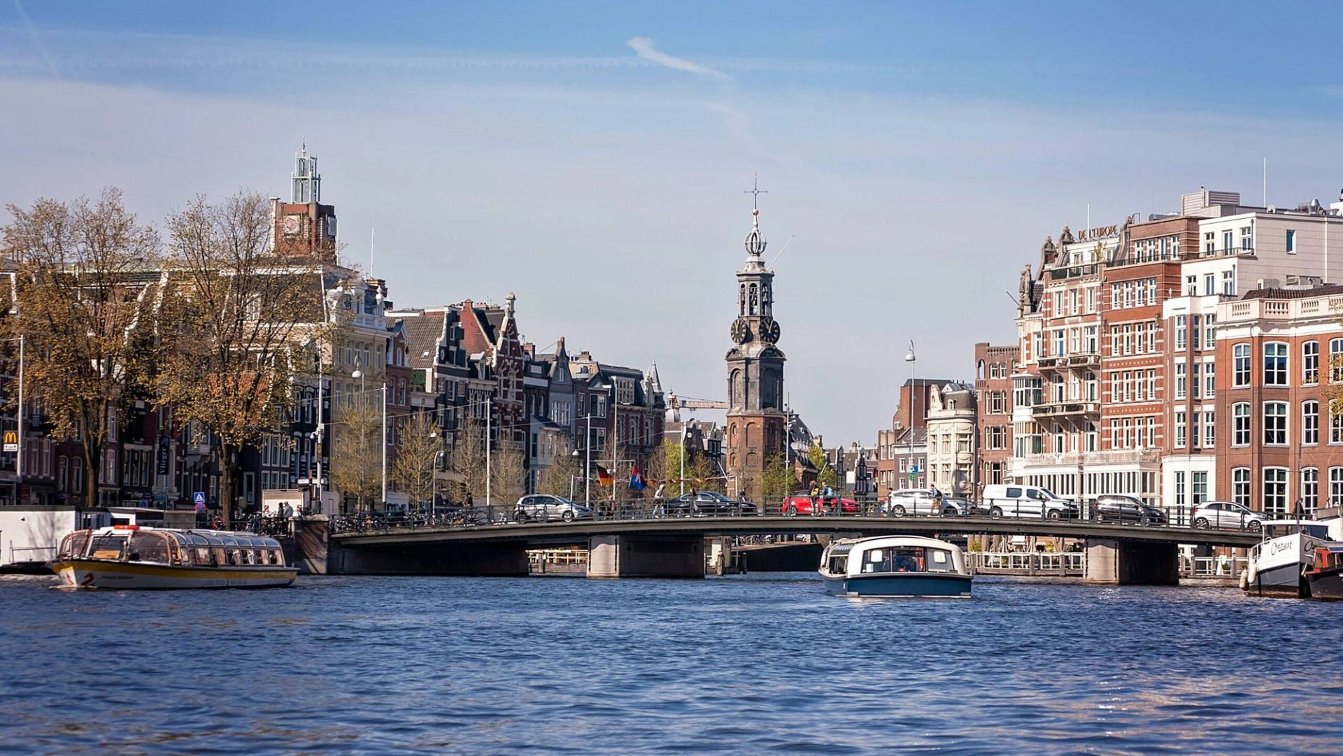 De Munttoren aan de Amstel in Amsterdam, met een rondvaartboot op het water