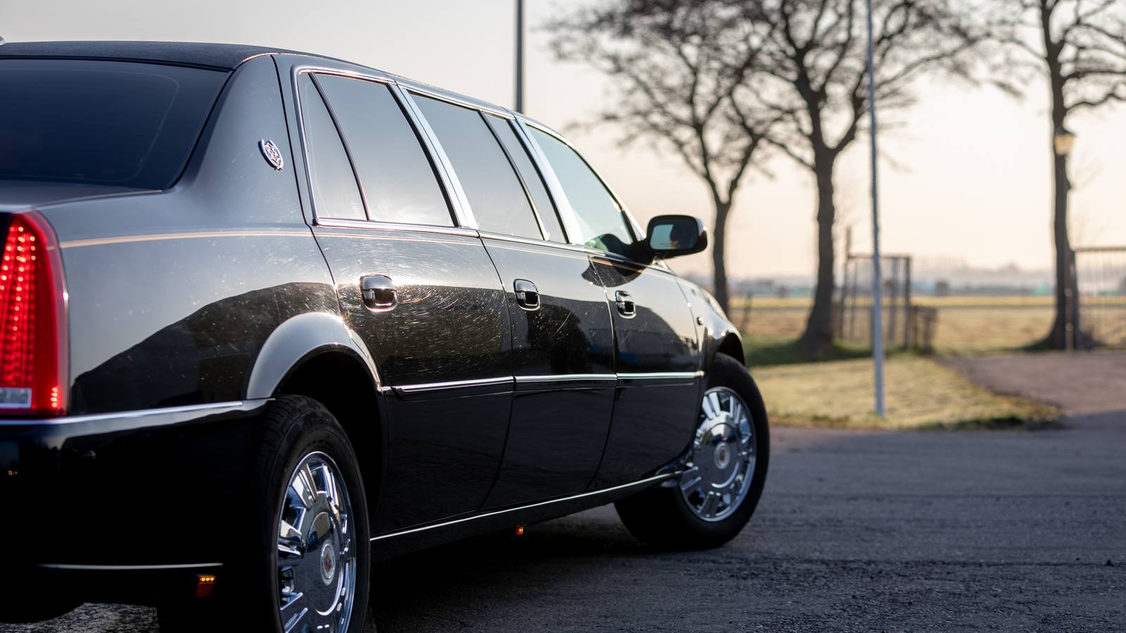 Een zwarte Cadillac-volgauto in winterlicht