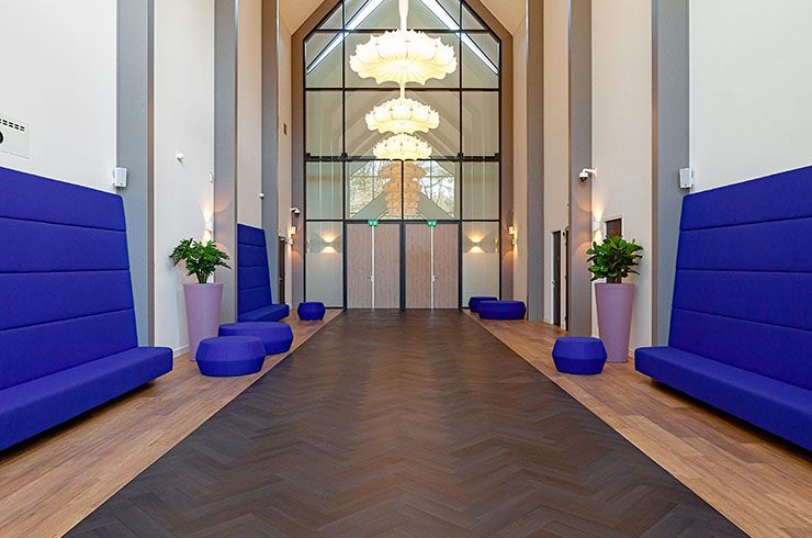 Het gebouw van Crematorium Laren tussen het groen