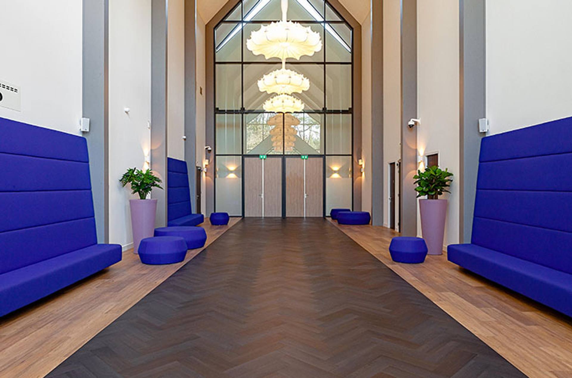 Het gebouw van Crematorium Laren tussen het groen