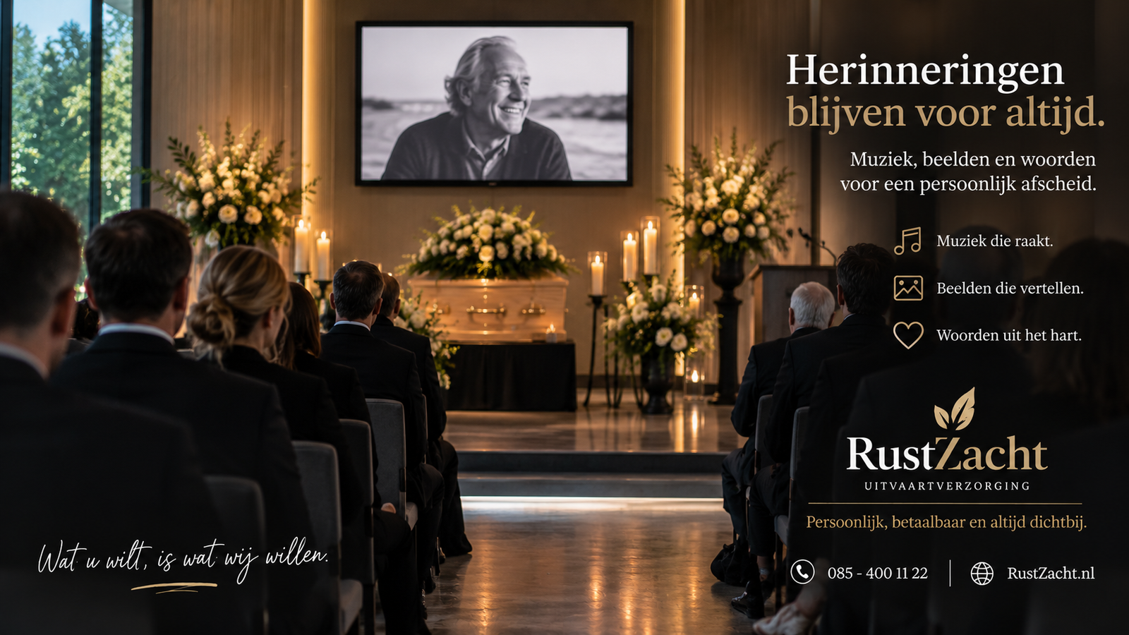 Een volle aula met op een scherm de foto van een lachende oudere man. Tekst: "Herinneringen blijven voor altijd. Muziek, beelden en woorden voor een persoonlijk afscheid."