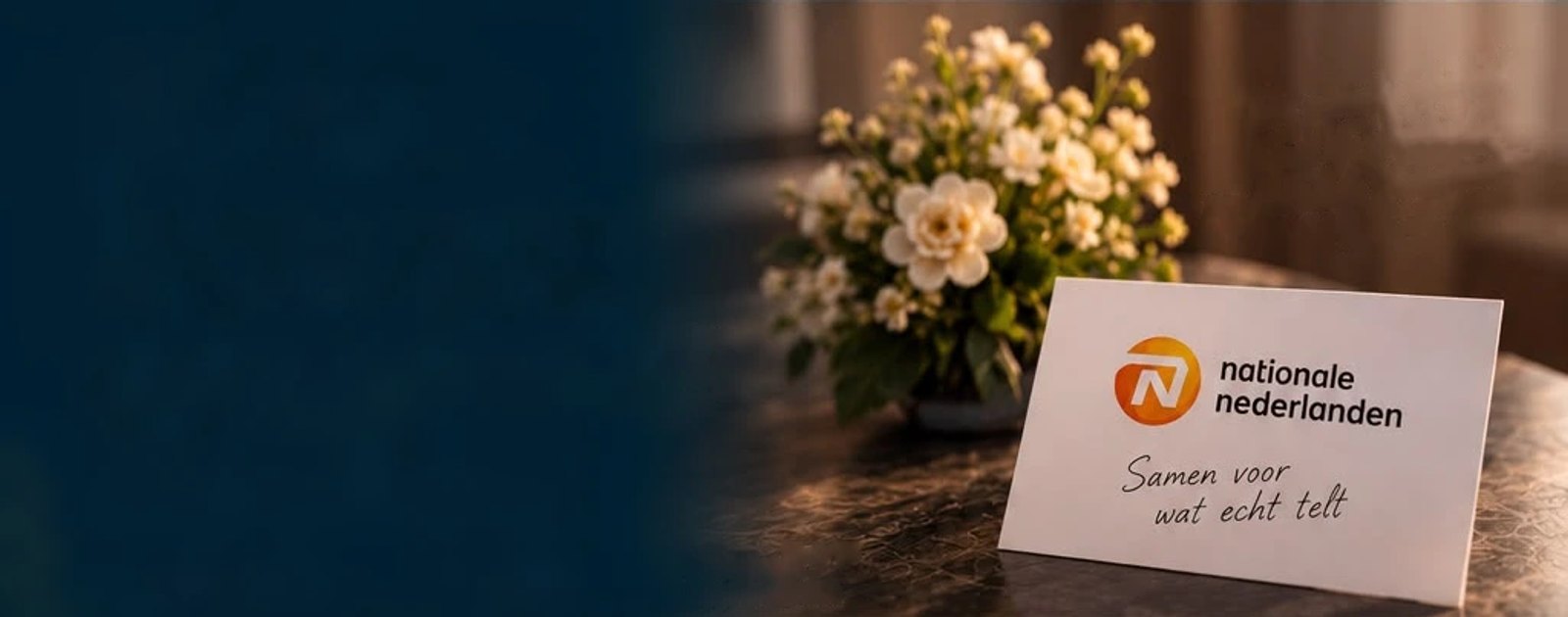 Witte bloemen op een tafel, met een kaartje van Nationale Nederlanden