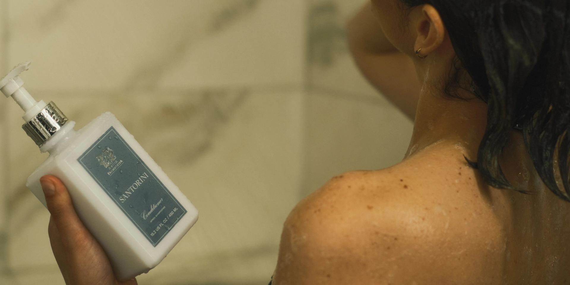 Antica Farmacista Conditioner in shower with girl