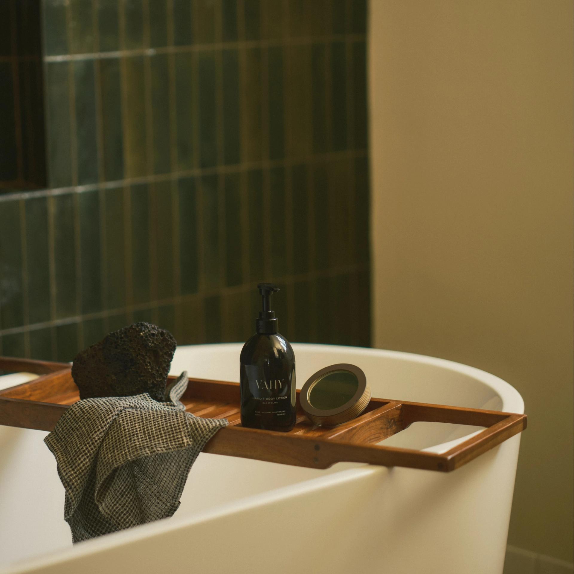 Vahy Isle of Blanc dispenser on bathtub tray