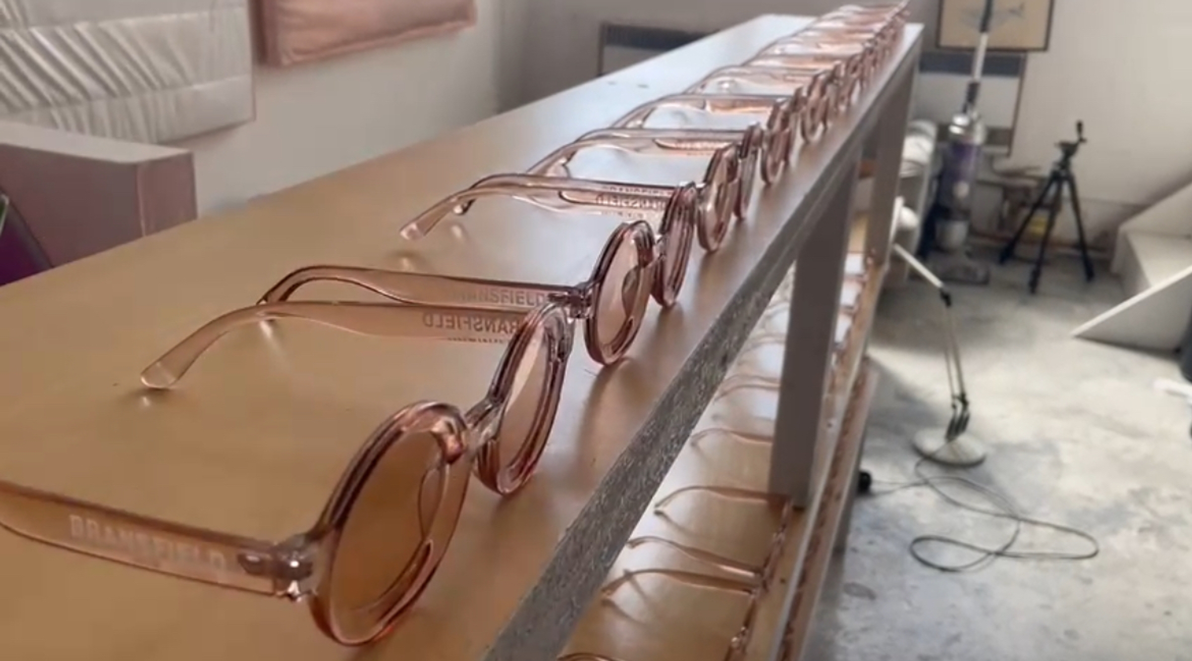 Hover prerender image 80