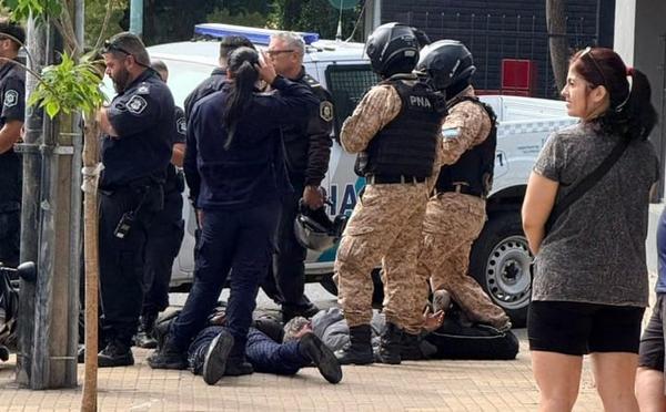 Dos menores huían de un control y terminaron contra un patrullero
