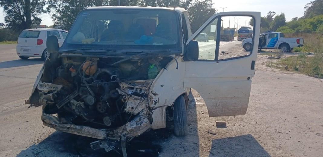 Impacto brutal en la ruta 88: camión de YPF destroza camioneta y deja un herido grave