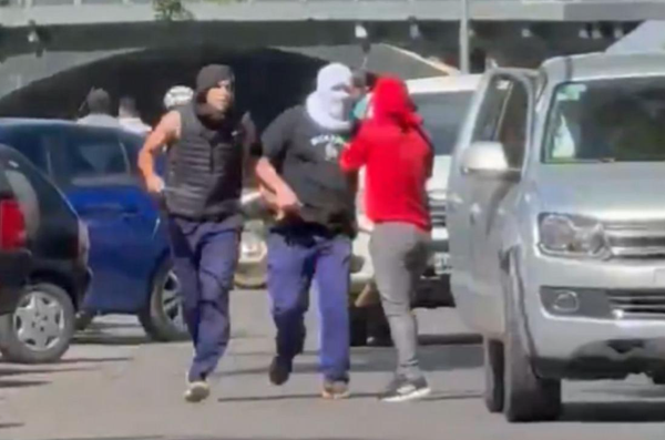 VIDEO | Hospital San Roque: enfrentamiento a tiros entre la UOCRA y barras de Estudiantes y Gimnasia