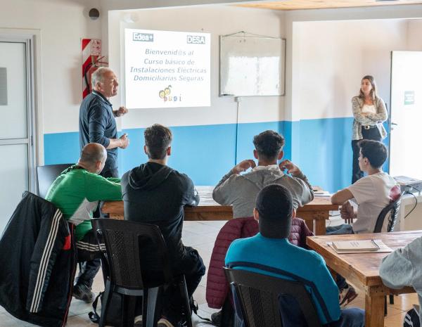 Formación profesional: EDEA y Fundación "Pupi" comenzaron un curso de electricidad