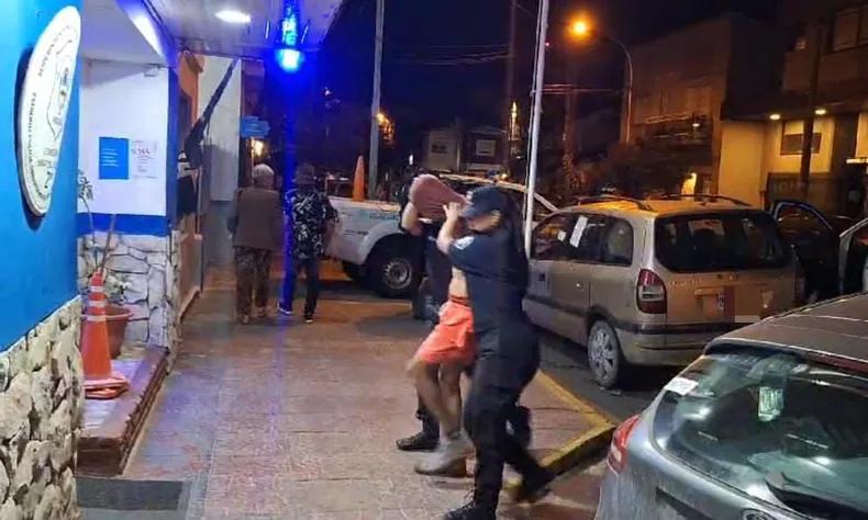 Siguió a una mujer por la calle, la insultó y quiso robarle: fue detenido