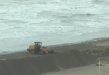 Mueven arena en Playa Grande para preparar el sector de carpas y sombrillas