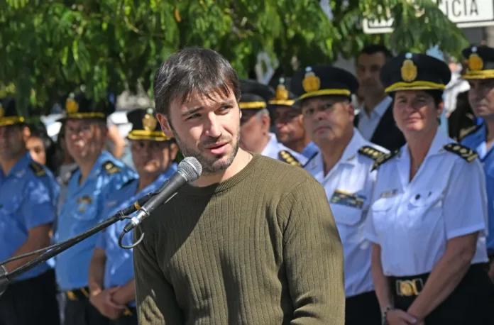 Polémica en Chubut: el gobernador Ignacio Torres destina 15 millones de pesos a cuadros con su imagen