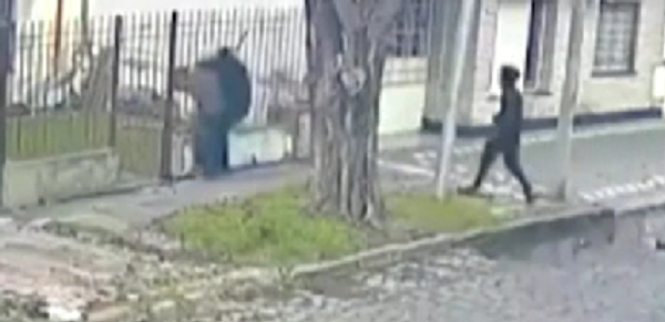 Jubilado atacado y robado en la puerta de su casa en Lanús