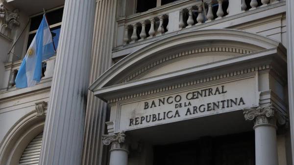 Revolución en los pagos: el Banco Central habilita operaciones en dólares con débito, QR y DEBIN