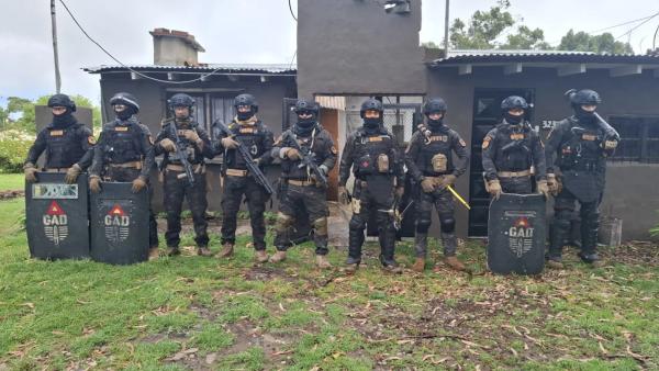 Robaron un auto, sacaron la llave y entraron a la casa: un detenido