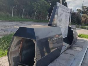 Vandalizaron el memorial del ARA San Juan y dañaron la réplica de granito dedicada a los 44 tripulantes