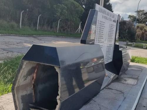 Vandalizaron el memorial del ARA San Juan y dañaron la réplica de granito dedicada a los 44 tripulantes