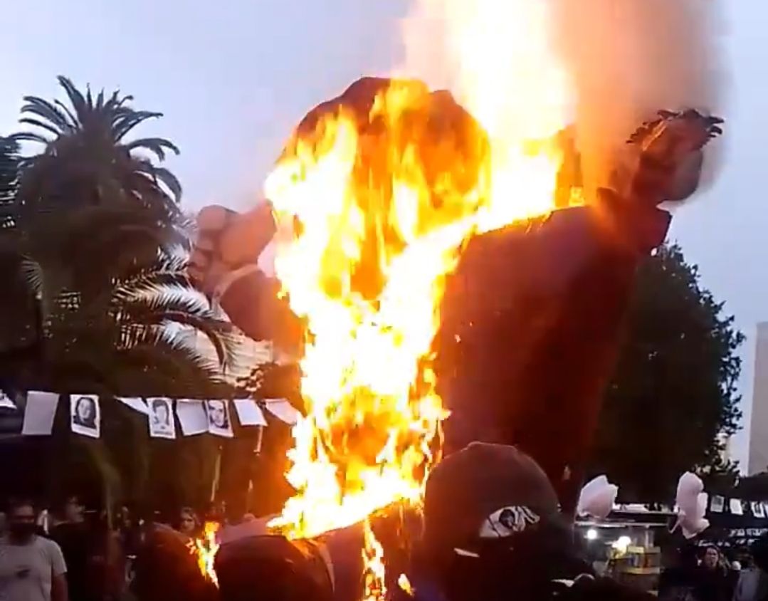 VIDEO: quemaron una figura de Javier Milei en la marcha por la Memoria en La Plata.