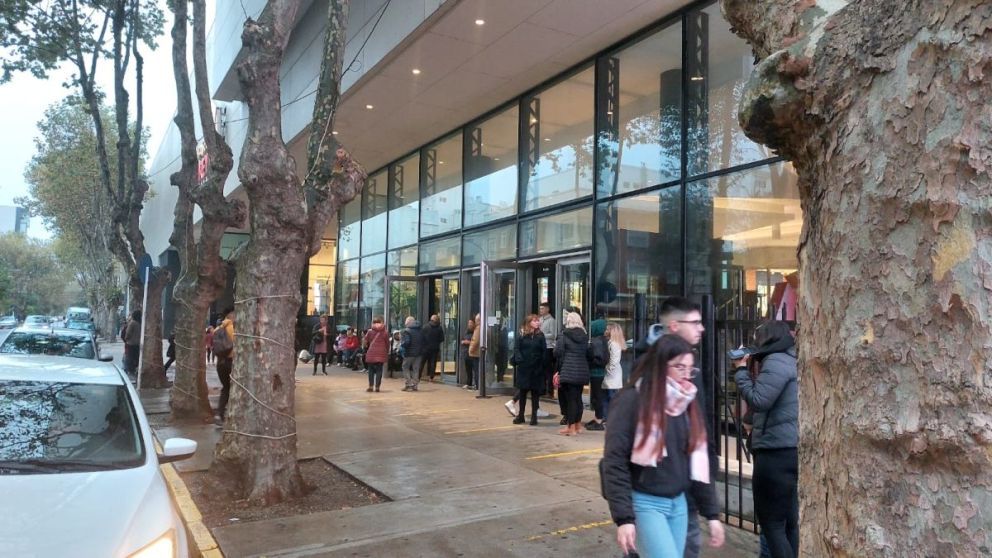 El shopping de la vieja terminal fue  evacuado ayer por un incendio de un aire acondicionado en un local