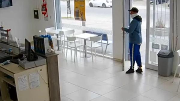 La golpearon, la encerraron y le robaron: brutal asalto en una heladería