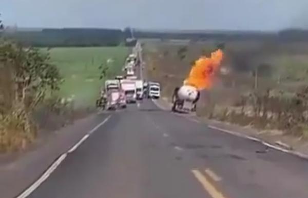 VIDEOS: Explotó un camión cisterna y provocó un caos en la carretera BR-010 de Brasil y dejó varios heridos