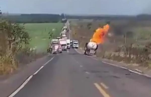 VIDEOS: Explotó un camión cisterna y provocó un caos en la carretera BR-010 de Brasil y dejó varios heridos