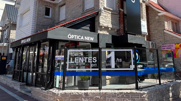 Comprando cuatro cajas de lentes de contacto, Óptica New te regala un anteojo