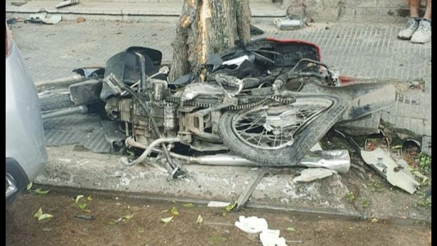 Motochorros atacaron a su esposa embarazada y él los persiguió hasta chocarlos con el auto