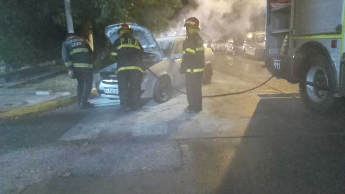 Se prendió fuego un remis a metros del complejo universitario 