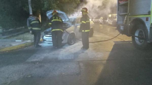 Se prendió fuego un remis a metros del complejo universitario 