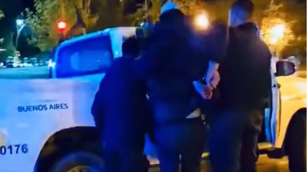 Lo detuvieron por circular sin patente y golper a los inspectores