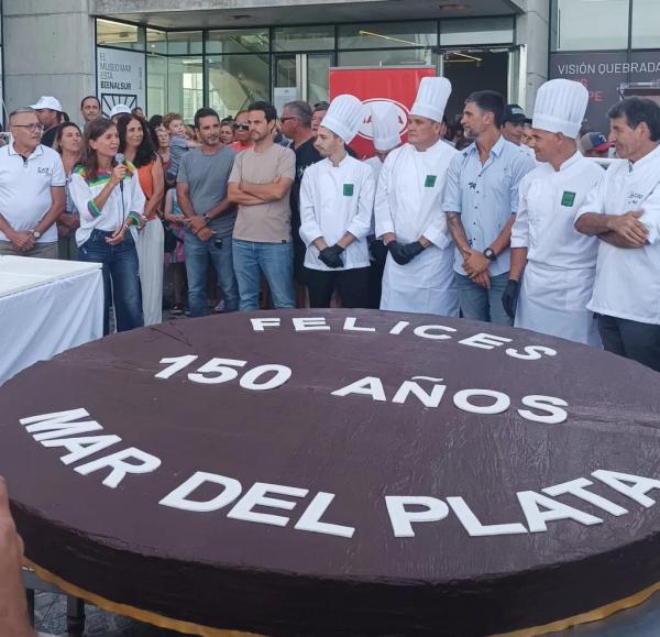 Mar del Plata se prepara para un nuevo récord con un alfajor gigante de 640 kilos