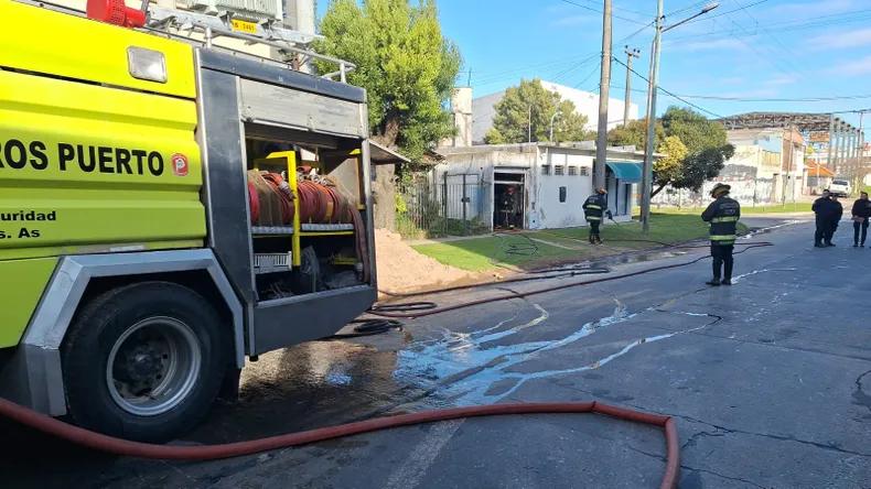 Un incendio en el puerto requirió la intervención de bomberos de dos dependencias diferentes