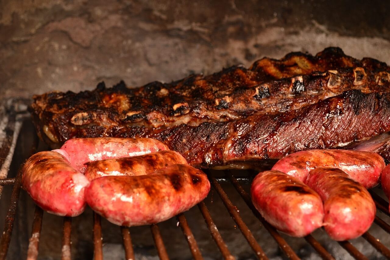 Insólito: un hombre denunció a sus vecinos por comer carne en Viernes Santo