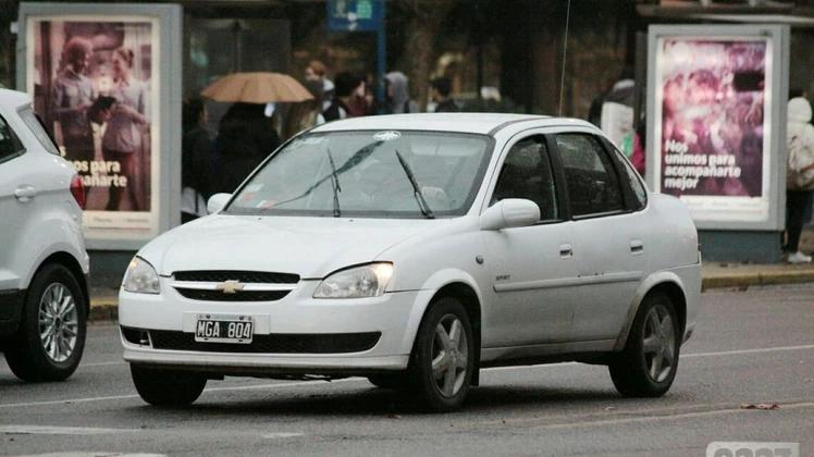 Robaron un remís, los persiguió la policia y lo dejaron abandonado en un zanjón 