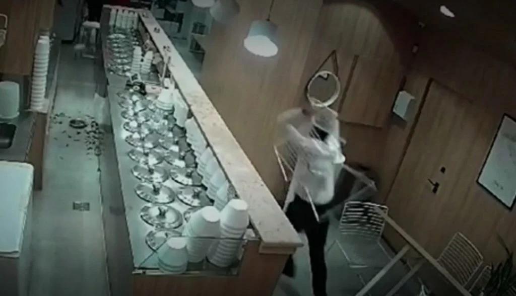 Feroz pelea en una heladería terminó a los sillazos y revoleo de mesas 