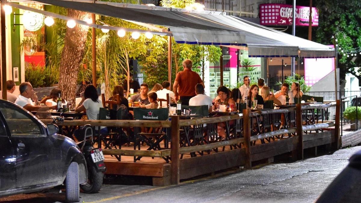 Comenzaron a remover los decks gastronómicos con irregularidades en Mar del Plata