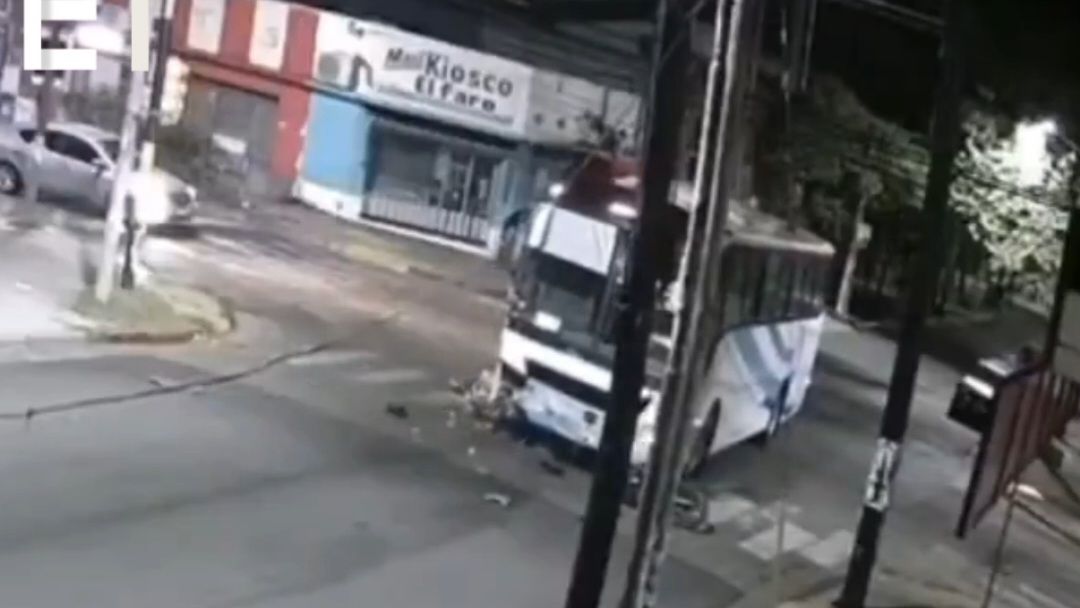 VIDEO: Huían de la policía y los atropelló un micro de Aerolíneas Argentinas.