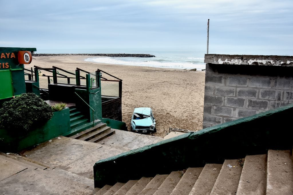 Accidente en la costa: un Fiat 128 salió volando y terminó en la arena